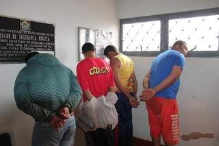 Os quatro foram presos com três veículos de luxo. (Foto: Chapadense News)