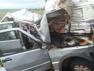 Uno ficou destruído após bater em caminhão que vinha no sentido contrário (Foto: Roberth/Maracaju Speed)