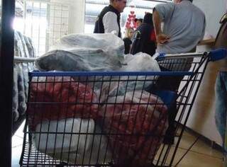 Parte dos produtos que estavam estragados em supermercado (Foto: divulgação)