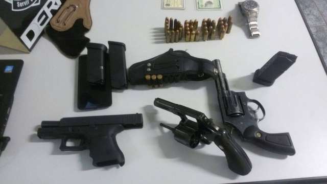 Pol&iacute;cia apreende arma austr&iacute;aca de R$ 20 mil no Los Angeles e prende tr&ecirc;s
