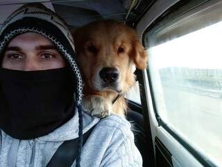 O cão está super habituado as viagens, garante o dono.  (Foto: Arquivo Pessoal)