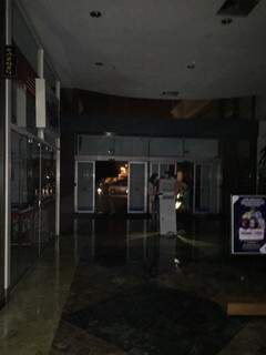 Todo o centro comercial ficou sem luz por cerca de 15 minutos. (Foto: Direto das Ruas)