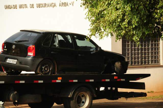  Em fuga, rapaz sem CNH passa por 5 bairros e s&oacute; para em BR, ap&oacute;s tiros