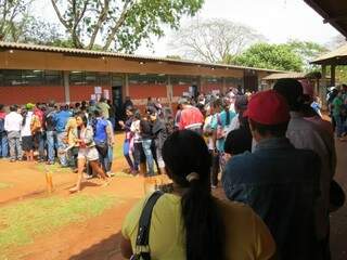 Eleitores indígenas fazem fila para votar em escola na reserva de Dourados (Foto: Grande FM)