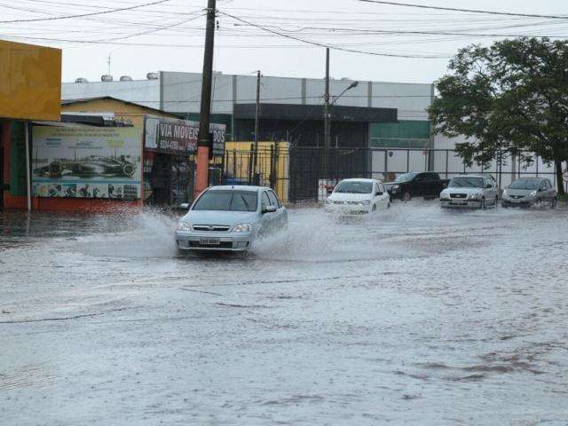 Chuva r&aacute;pida alaga ruas, cal&ccedil;adas e deixa motoristas ilhados na Cear&aacute; 