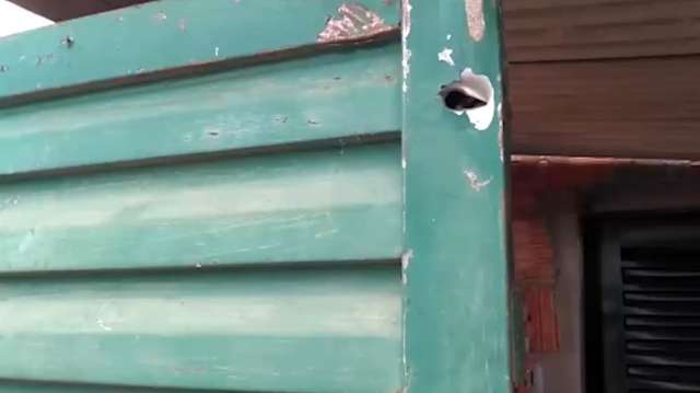 Troca de tiros entre policiais e bandidos acertou casa onde fam&iacute;lia jantava