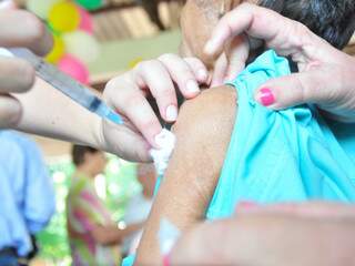 Número de idosos que tomou a vacina representa 64% da meta em Campo Grande. (Foto: João Garrigó)