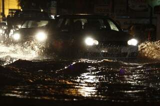 Além da falta de luz e veículos ficaram no meio da água em alguns bairros. (Foto: Cleber Gellio)