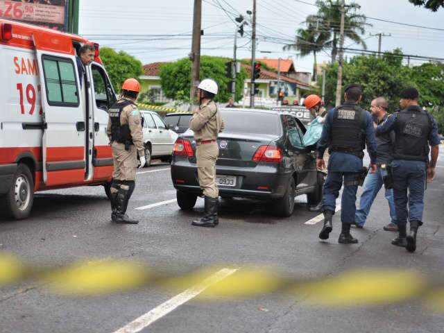  Um morre e outro &eacute; ferido a tiros em frente &agrave; escola no Jardim dos Estados