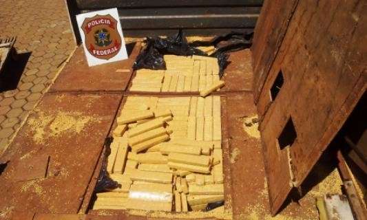 PF apreende 400 quilos de maconha em fundo falso de carreta em Eldorado