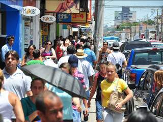 Consumidores na rua 14 de Julho (Foto: João Garrigó)