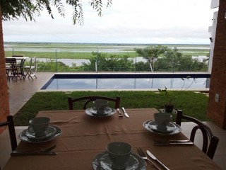 Vista corrida da casa, de onde estiver, moradores e visitas enxergam o Pantanal. 
