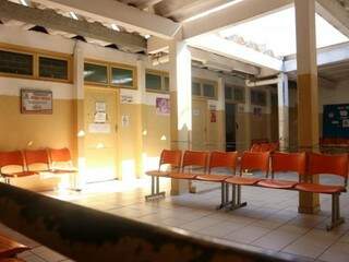 Sala de espera da UBS da Vila Carlota completamente vazia na tarde deste sábado  (Foto: Henrique Kawaminami)