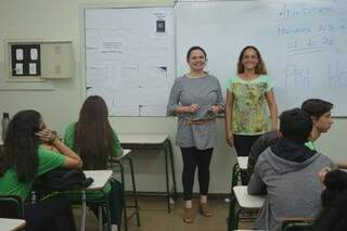 Na foto, professora Nágila e Eliane, duas das professoras responsáveis por disciplinas alternativas na escola. (Foto: Thailla Torres)