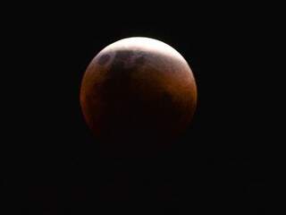 Eclipse lunar, visto do Brasil. (Foto: Marcello Casal jr/Agência Brasil/)