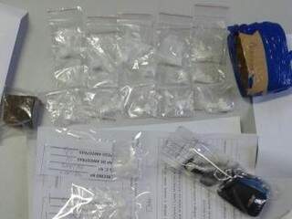 As porções de cocaína eram distribuídos pelo casal em papelotes &quot;especiais&quot; segundo a polícia. (Foto: Divulgação Polícia Civil)  