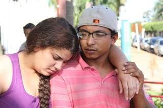 Com suspeito de dengue, Nayara se apoia no marido sentindo fortes dores no corpo. (Foto: Marcos Ermínio)