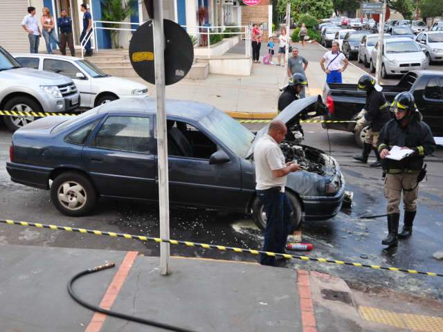  Carro pega fogo na rua Rio Grande do Sul; assista ao v&iacute;deo 