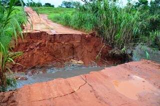 Na Gleba Azul, região de Ivinhema, a estrada cedeu e tubulações foram levadas por causa das chuvas. (Foto: IviNotícias)