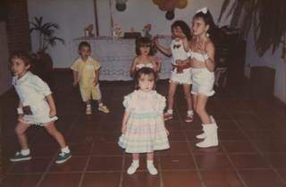 As dancinhas da época combinam com o visual das meninas mais velhas: bustiê e bota branca igual a da Xuxa. (Foto: Arquivo Pessoal)