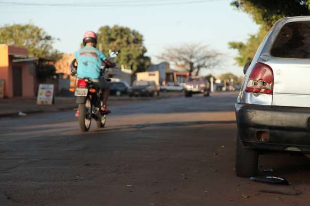 Motociclista embriagado foge após derrubar criança da garupa de moto