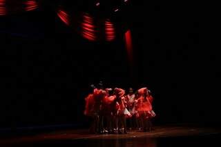 As crianças interpretando a peça Chapeuzinho Vermelho (Foto: Paulo Francis)