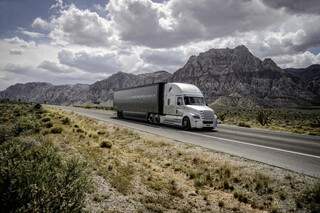 Primeiro caminhão autônomo da marca Freightliner circula nos EUA