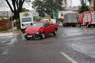 A dianteira do veículo ficou danificada. (Foto: Simão Nogueira)