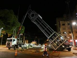 Monumento sendo erguido, na noite desta segunda-feira (Foto: Paulo Francis)