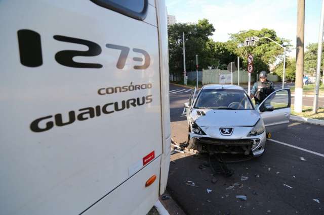 Colis&atilde;o entre carro e &ocirc;nibus deixa tr&ecirc;s pessoas feridas na Mato Grosso 