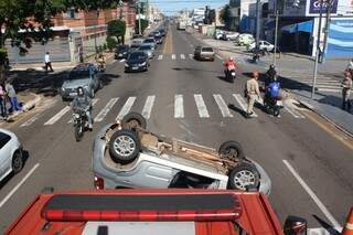 A colisão terminou em capotagem de um dos veículos na avenida Ceará. (Foto: Marcos Ermínio) 