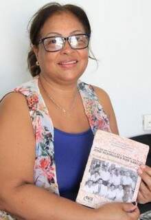 Em mãos, o livro é a única cópia que restou para a família das memórias escritas de José (Foto: Marina Pacheco)