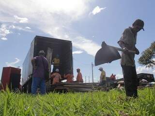 Trabalhadores do Proinc auxiliam moradores em loteamento de Campo Grande (Foto: Arquivo/Campo Grande News)