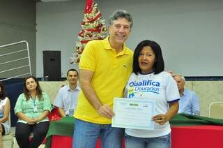 Prefeito de Dourados entrega certificado a uma das trabalhadoras qualificadas (Foto: Eliel Oliveira)