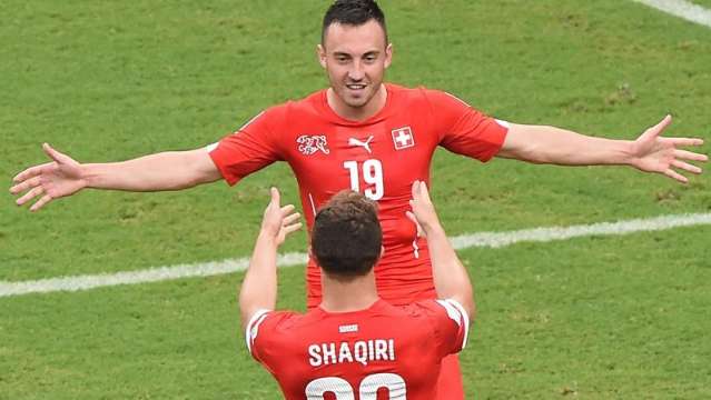 Com tr&ecirc;s gols de Shaqiri, Su&iacute;&ccedil;a vence Honduras e garante 2&ordm; lugar do grupo E