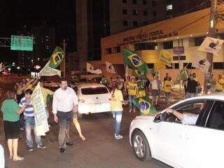 Protesto na Avenida Afonso Pena, na noite desta quarta-feira (Foto: Alan Nantes)