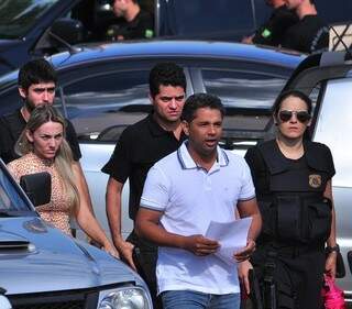 Ao lado da mulher, que também está presa, Cicinho do PT é conduzido por agentes federais (Foto: Eliel Oliveira)