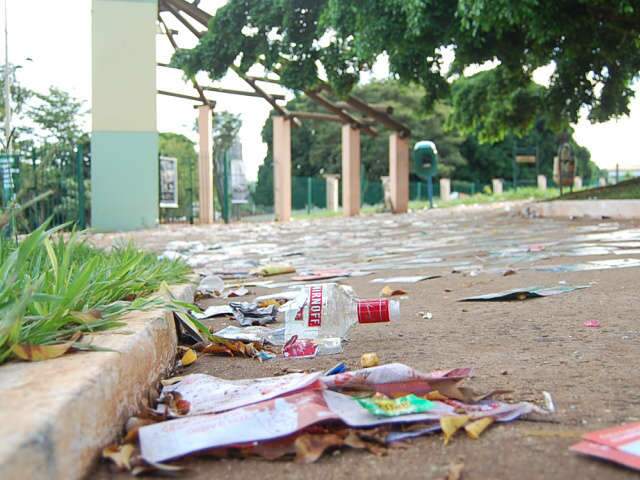  Lixo deixado por quem foi a show d&aacute; trabalho de um dia inteiro em parque