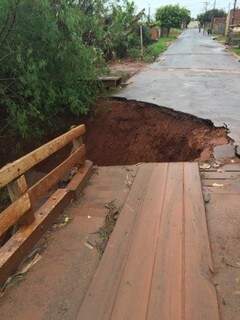 O temporal deixou a ponte que dá acesso ao bairro residencial Ponta Porã parcialmente danificada. (Foto: WhatsApp/Ponta Porã Informa)