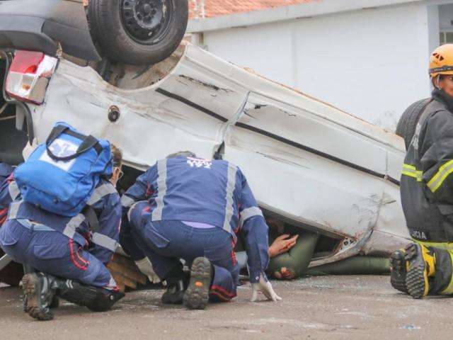 Motorista fica ferida ap&oacute;s invadir preferencial e capotar carro