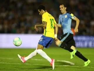 Brasil vira para cima do Uruguai, cala Centen&aacute;rio e fica perto da Copa
