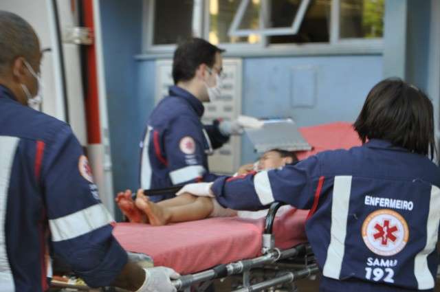 Menino de 2 anos &eacute; atingido por bala perdida em tiroteio