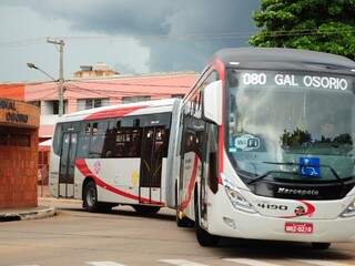 Novos ônibus tem chamado a atenção da população pelas ruas de Campo Grande (Foto: Rodrigo Pazinato)