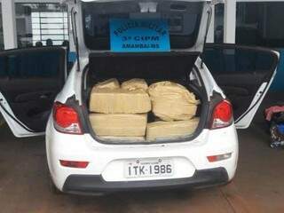 Carro estava carregado com 400 quilos de maconha que seria entregue em Santa Catarina. (Foto: Divulgação)