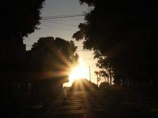 Em Campo Grande, sol já brilha forte por volta das 6h30 deste domingo (Foto: Saul Schramm)