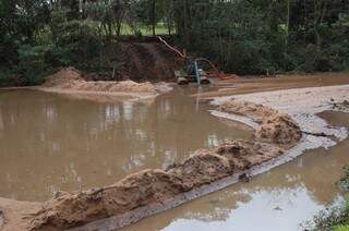 Os trabalhos para retirada da areia e do lodo dos lagos começaram na última quinta-feira. (Foto: Simão Nogueira) 