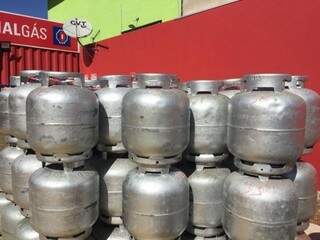 Botijões de gás à venda em Campo Grande (Foto: Saul Schramm)