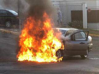Ford Fiesta é tomando pelo fogo em rotatória do Jardim São Bento (Foto: Direto das Ruas)