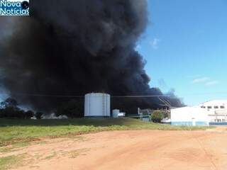 Incêndio atingiu local onde estavam os equipamentos do frigorífico. (Foto: Direto das Ruas)