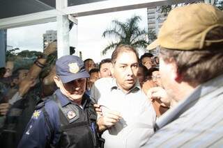 Ex-prefeito Alcides Bernal no momento em que tentava entrar na prefeitura. (Cleber Gellio)